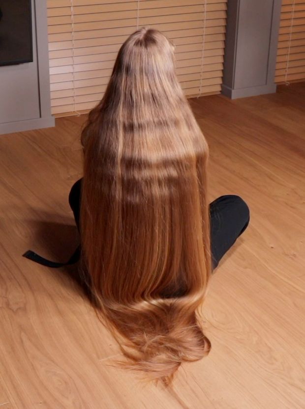 VIDEO - Blonde calf length hair floor show