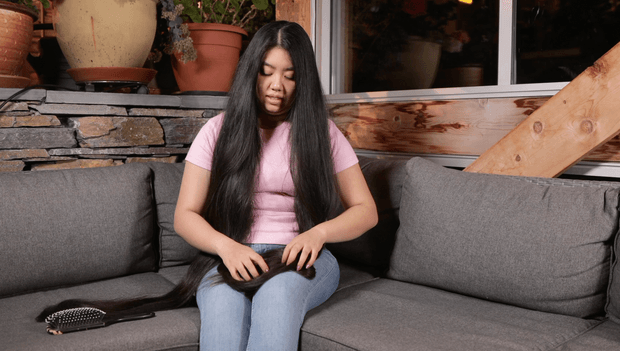 VIDEO - Rapunzel brushing in the sofa