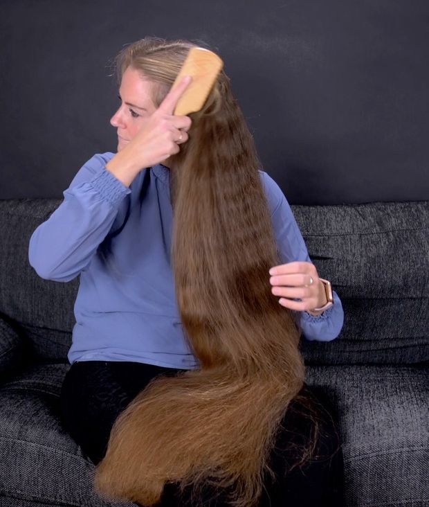 VIDEO - Brushing her massive mane