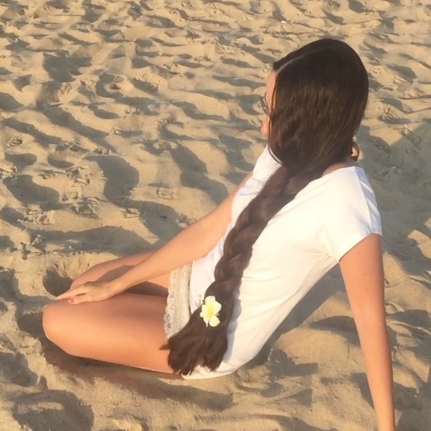 VIDEO - Mila´s hair play at the beach