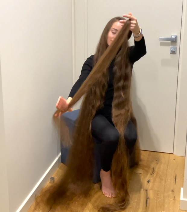 VIDEO - Brushing a pile of hair