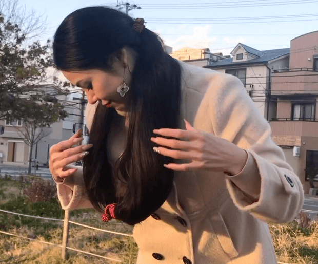 VIDEO - Floor length hair in public 2