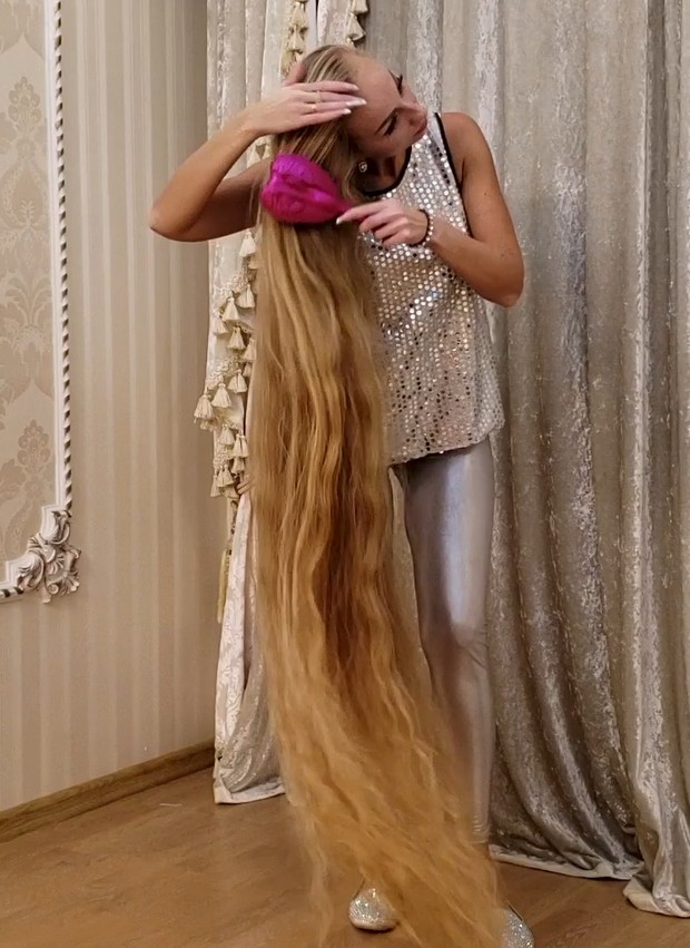 VIDEO - Super long folded blonde hair