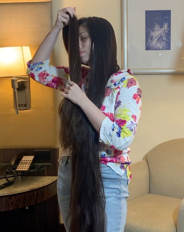 VIDEO - Neha&#x27;s extreme long hair show