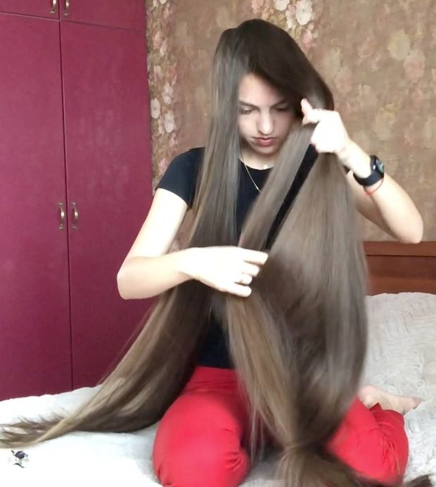 VIDEO - Super soft bundrops in front of her face