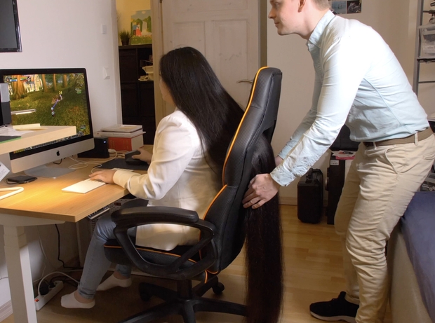 VIDEO - Super long haired gamer