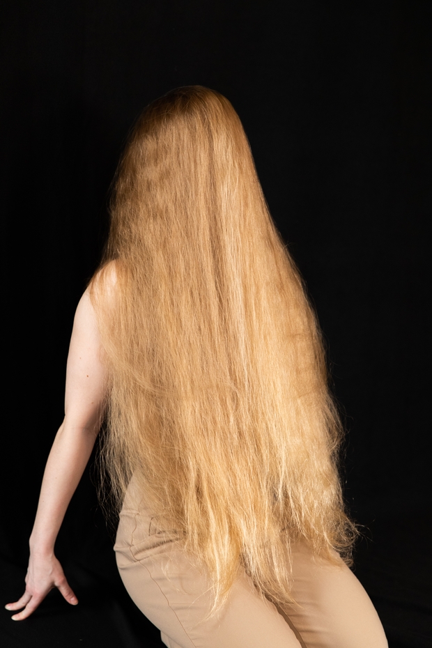 PHOTO SET - Helene&#x27;s blonde hair covering photoshoot