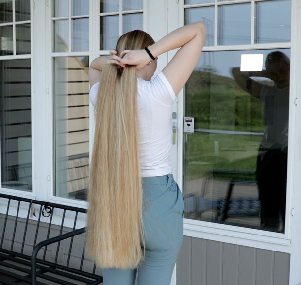 VIDEO - Blonde Rapunzel&#x27;s ultra beautiful hair