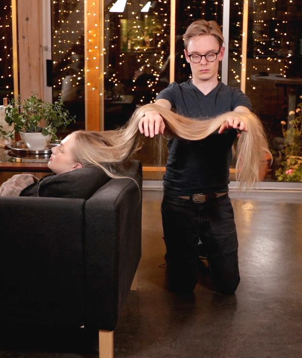 VIDEO - A lot of blonde hair to play with