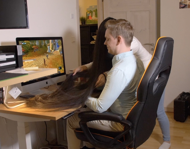 VIDEO - Super long haired gamer