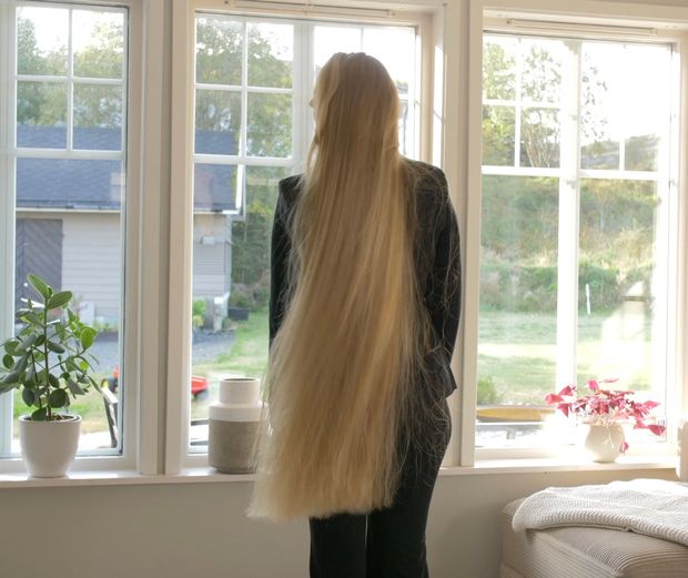 VIDEO - Extremely perfect thigh length hair