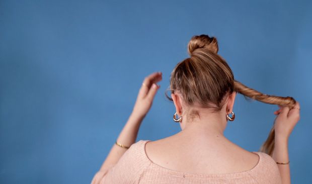 VIDEO - Hair bun perfection on blue