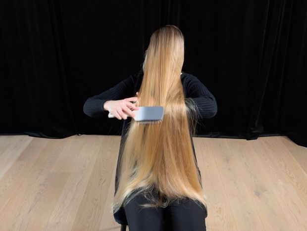 VIDEO - Perfect blonde hair length display and brushing in lap (part 2)