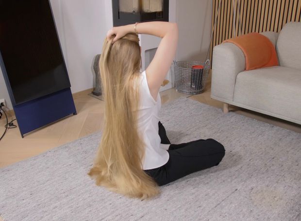 VIDEO - Extremely silky blonde hair
