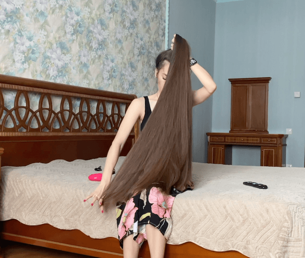 VIDEO - Super perfect bundrops in front of her face