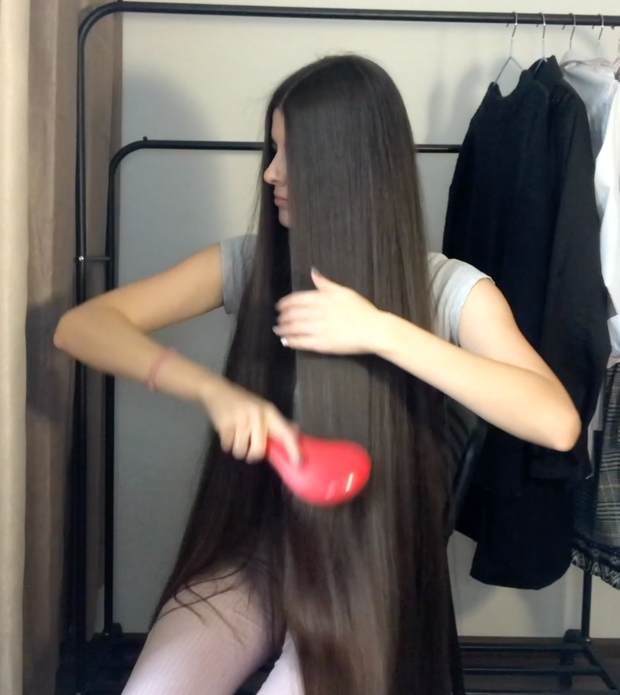 VIDEO - A silky, long, dark mane