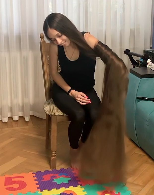 VIDEO - Extreme floor length hair brushing