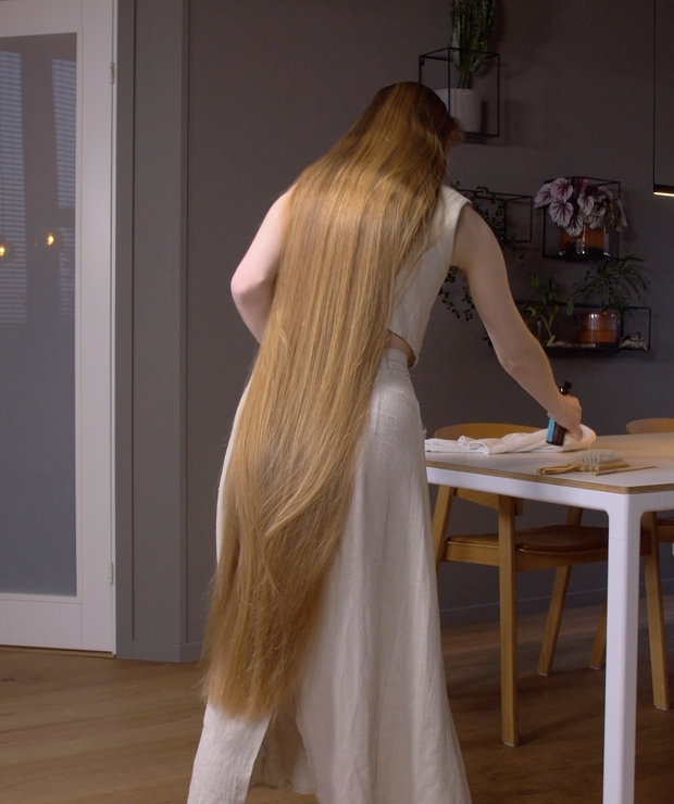 VIDEO - Super long blonde hair oiling and brushing
