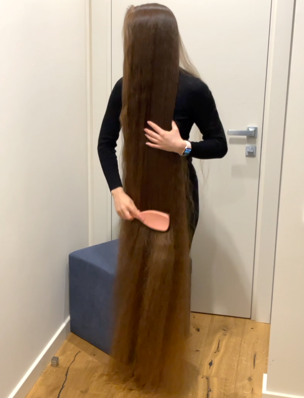 VIDEO - Brushing a pile of hair