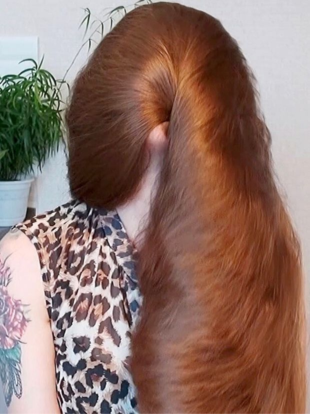 VIDEO - Heavy bundrops in front of her face