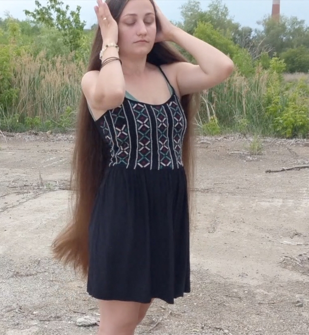 VIDEO - Displaying her massive mane in the wind