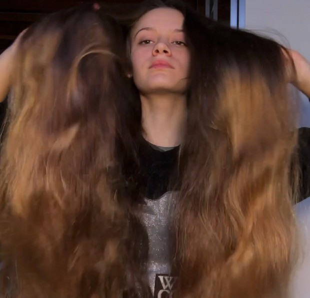 VIDEO - Ottavia&#x27;s thick hair play 2