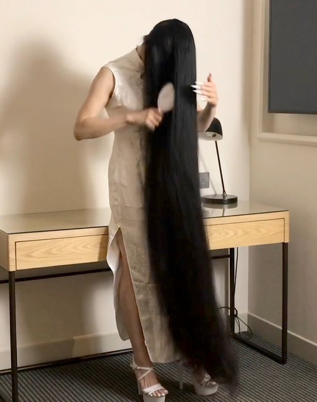 VIDEO - A lot of length, a lot of hair play