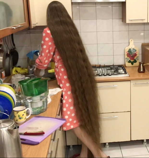 VIDEO - Rapunzel at home