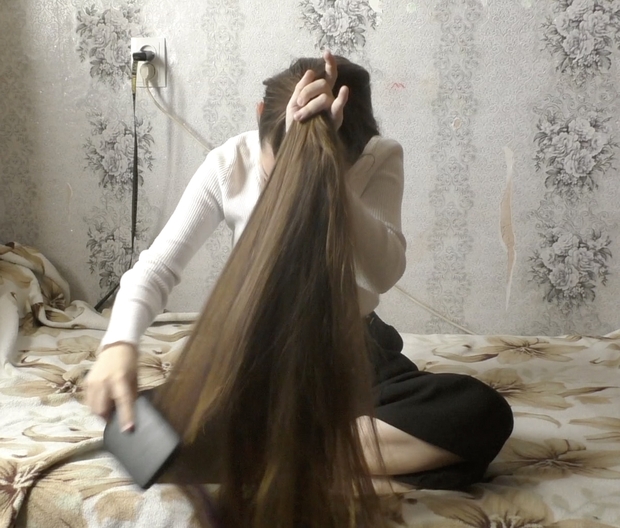 VIDEO - Tanya&#x27;s bundrops in front of her face