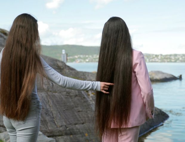 VIDEO - Two sisters by the sea