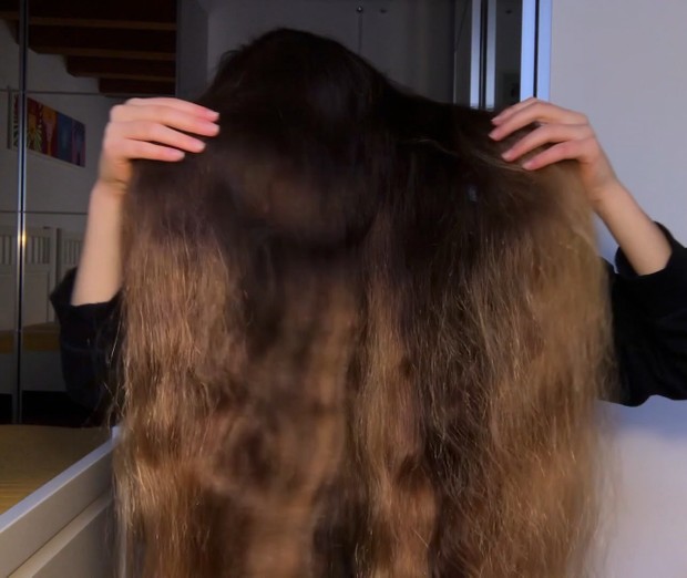 VIDEO - Ottavia&#x27;s thick hair play 2