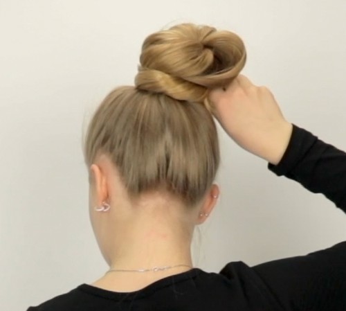 VIDEO - Pigtails, ponytails and folded hair