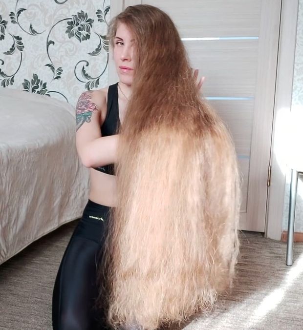VIDEO - Extreme hair smelling
