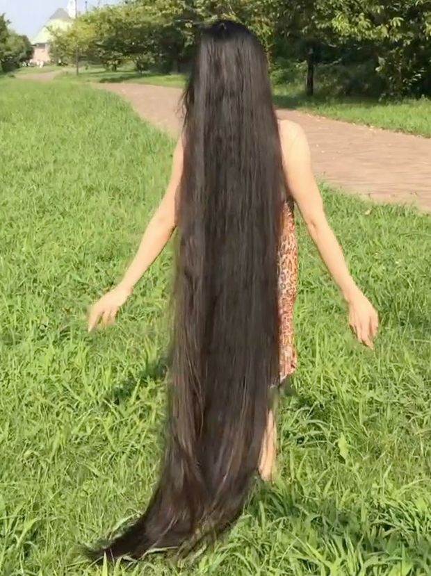 VIDEO - The longest black hair you have ever seen