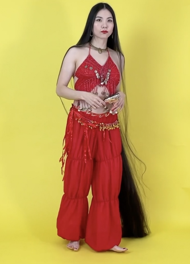 VIDEO - Beyond floor length hair belly dancer