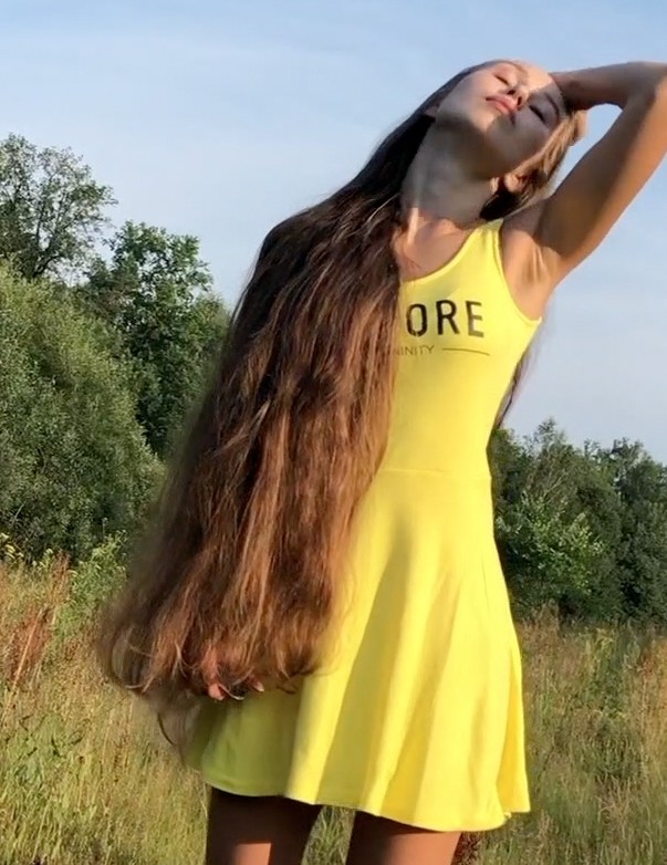VIDEO - Blonde hair, pink comb