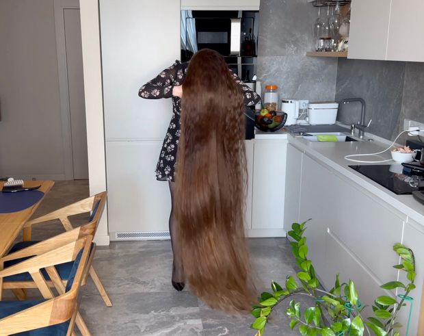 VIDEO - Lady with two meter long hair