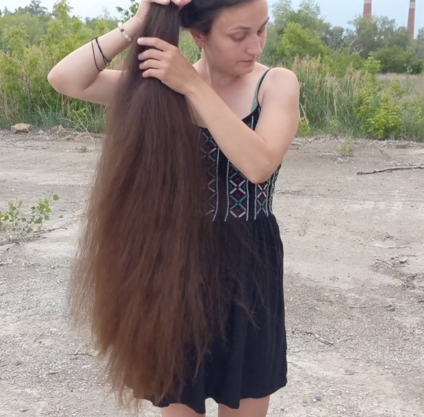 VIDEO - Displaying her massive mane in the wind