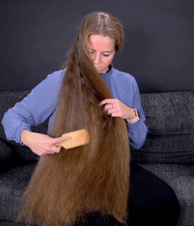 VIDEO - Brushing her massive mane
