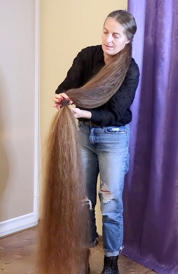 VIDEO - Extreme hair length is her passion