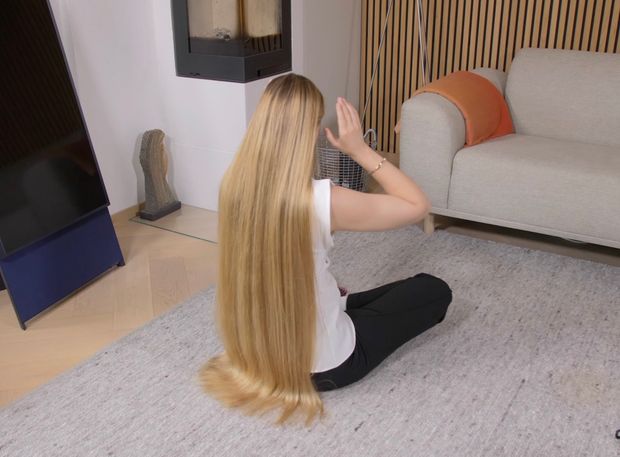 VIDEO - Extremely silky blonde hair