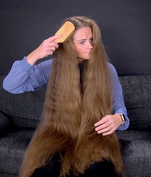 VIDEO - Brushing her massive mane