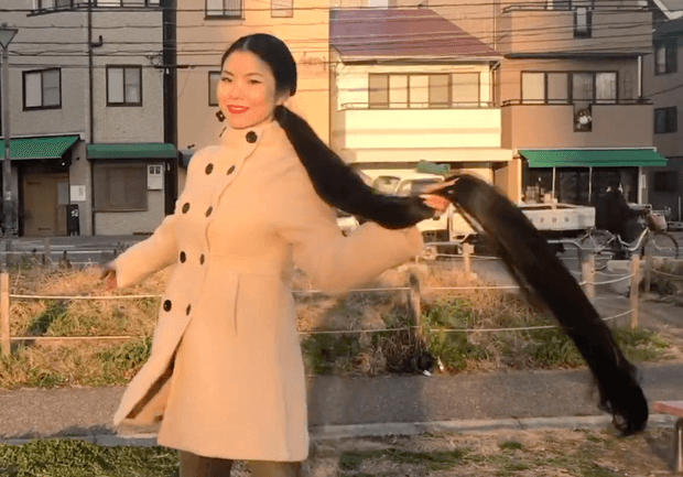 VIDEO - Floor length hair in public 2