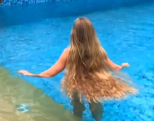 VIDEO - Water and hair