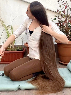 VIDEO - Extremely perfect hair on the balcony