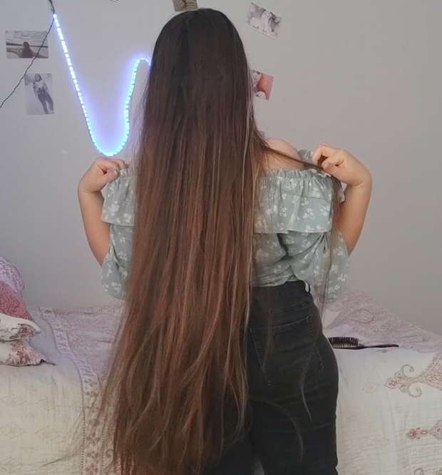 VIDEO - Her daily hair play