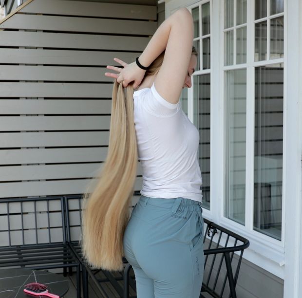 VIDEO - Blonde Rapunzel&#x27;s ultra beautiful hair