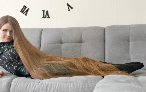 VIDEO - Using floor length hair as a blanket