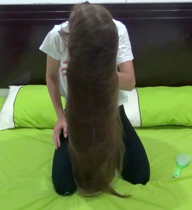 VIDEO - A young woman with a passion for extreme hair lengths