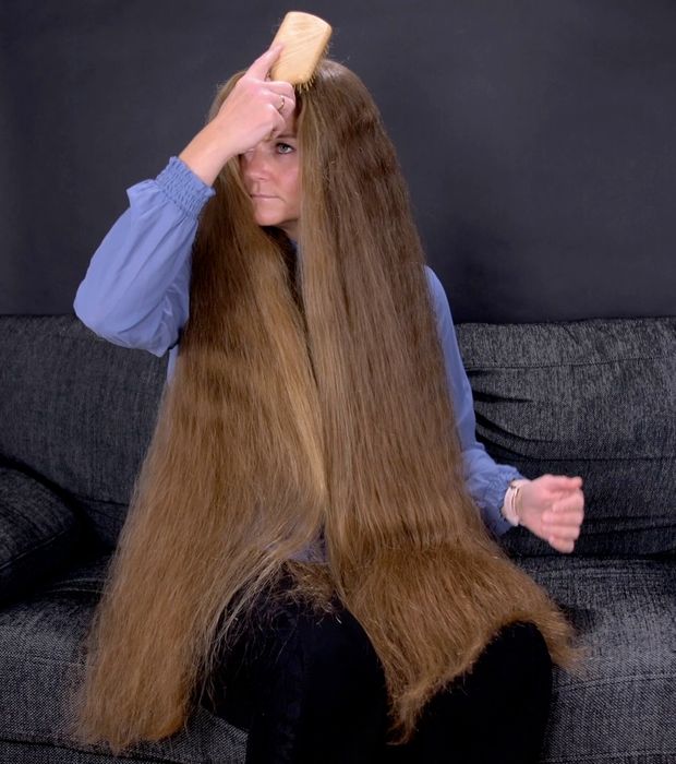 VIDEO - Brushing her massive mane